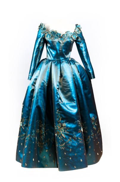 Nina RICCI circa 1990 Robe du soir en lurex bleu turquoise à reflets mordorés, décolleté...