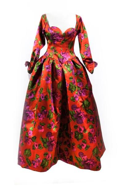 Nina RICCI circa 1990 Robe du soir en soie imprimée à motif de fleurs fuchsia, feuillage...