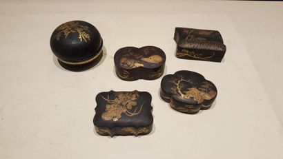 null Japon, ensemble de 5 petites boites de forme différentes en laque noir à décor...