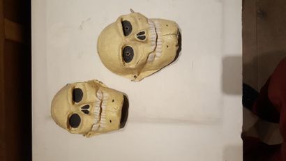 null Deux masques de squelettes en papier mâché.
