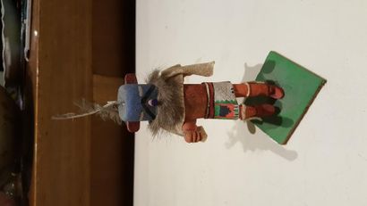 null Statuette de style Hopi, Nevada. Haut. : 20 cm. (avec plumes). Manques et A...