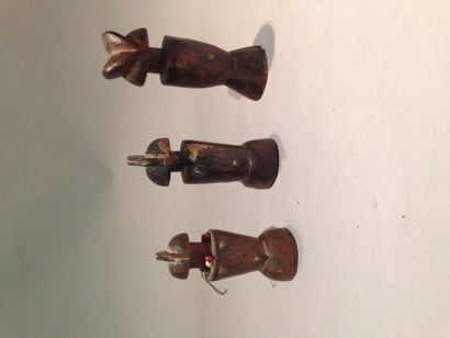 null Trois poupées en bois de style Zaramo, Tanzanie. Haut. : 14,7 cm. Haut. : 13...