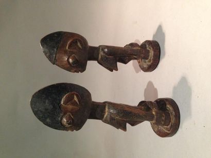 null Deux statues en bois Ibeji Yoruba, Nigéria. Haut. : 25 cm. Haut. : 26 cm.