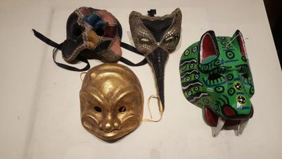 null Ensemble de trois masque de carnaval en tissus et divers. On y joint un masque...