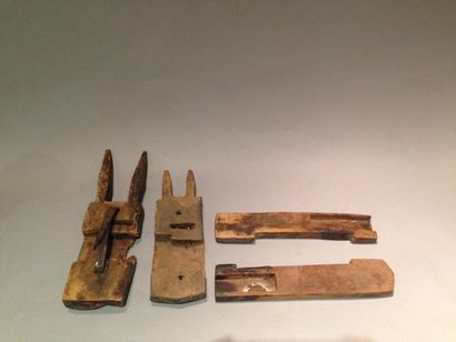 null Deux serrures style dogon en bois Mali Haut. : 23,3 cm. Haut. : 24 cm. Haut....