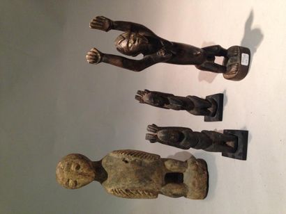 null Quatre statuettes dans le style de l'Afrique de l'Ouest. Haut. : 19 cm. Haut....