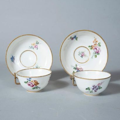 null VINCENNES

Deux tasses à thé et leur soucoupe en porcelaine tendre à décor polychrome...