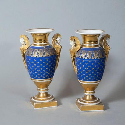 null PARIS

Paire de vases de forme balustre à décor en or sur fond bleu de palmettes...
