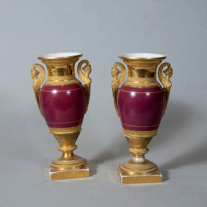 null PARIS

Paire de vases de forme balustre munis de deux anses en forme de femme...
