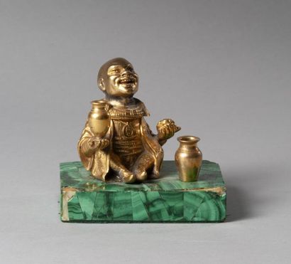 null ENCRIER en bronze ciselé et doré figurant un magot chinois assis sur une terrasse...