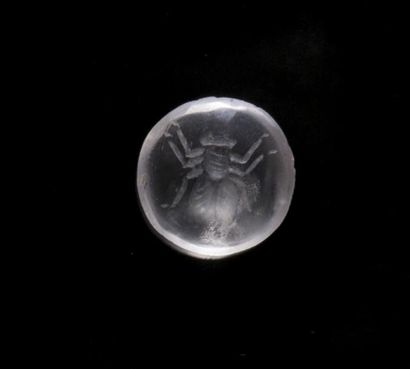 null INTAILLE CIRCULAIRE FIGURANT UNE ABEILLE.

Cristal de roche.

Art romain.

Long....