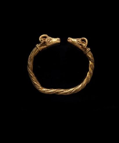 null RARE BRACELET ACHEMENIDE OU GREC ORIENTAL.

Le jonc torsadé est formé par l’entrelacs...