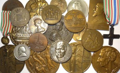 Lot de 22 médailles variées en bronze et argent, dont 1 en or Lot de 22 médailles...