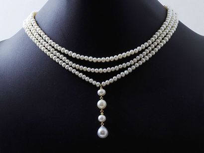 null Collier composé de 3 rangs de perles de culture d'environ 4 mm, retenant une...