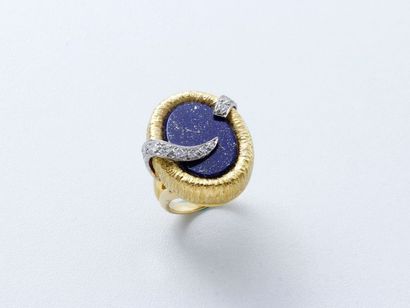 null Bague stylisée en 750 millièmes, décorée d'une plaque de lapis lazuli retenue...