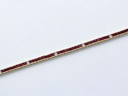 null Bracelet articulé en or 750 millièmes, orné d'une ligne de calibrés de rubis...