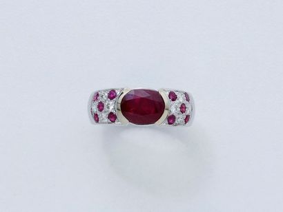 null Bague jonc en or 750 millièmes rhodié, ornée d'un rubis ovale facetté en demi...