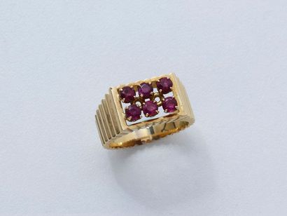 null Bague chevalière en or 750 millièmes godronné, ornée de 6 rubis ronds facettés...