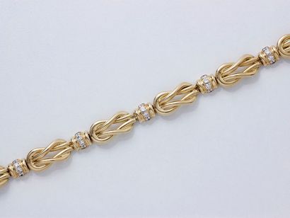 null Bracelet articulé en or 750 millièmes, composé de maillons à décor de nœuds...