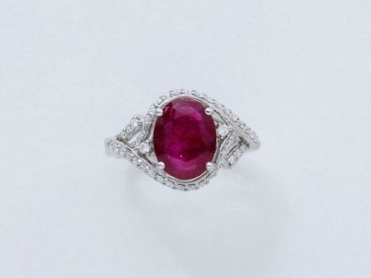 null Bague en or gris 750, ornée d'un rubis ovale facetté en serti griffe, dans un...