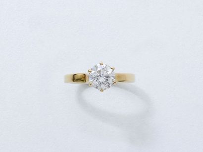 null Bague solitaire en or 750 millièmes, ornée d'un diamant brillanté en serti griffe.

Poids...