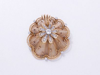 null Broche en fils d'or 750 et platine 850 millièmes, centrée d'un motif de fleur...