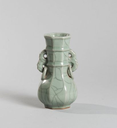 null ex 3657-25 Chine moderne, marque moulée au revers. Vase céladon à deux anses...