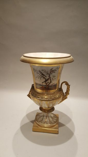 null Vase médicis en porcelaine à décor peint, époque Restauration Haut. : 34,5 cm...