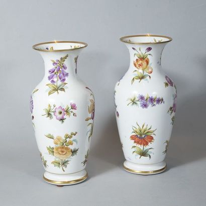 null PARIS

Paire de vases balustres à décor polychrome de bouquets de fleurs. Filet...