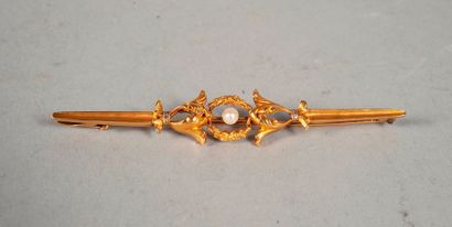 null Broche barrette en or jaune ciselé de feuillage entourant une perle. Vers 1900....
