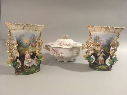 null Paire de vases en porcelaine à décor floral polychrome ornés de deux personnages...