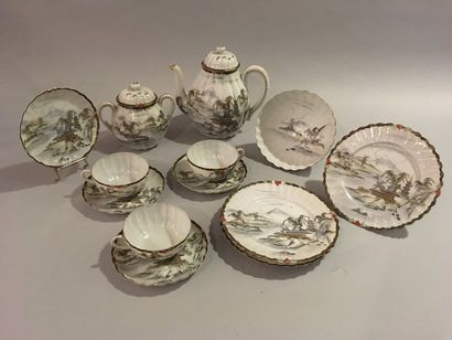 null JAPON, début XX. Partie de service à thé en porcelaine comprenant tasses sous...