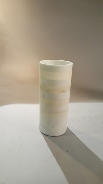 null Vase en marbres beige et blanc, bandes régulières

Hauteur 30cm