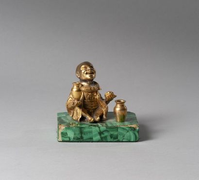 null Encrier en bronze ciselé et doré

figurant un magot chinois assis sur une

terrasse...