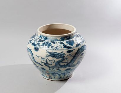 null Chine

XXe siècle - Jarre à décor de dragon, porcelaine bleu blanc,style Yuan...