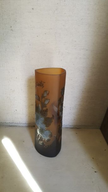 null Vase en verre de section triangulaire à fond orangé et à décor de fleurs bleues....