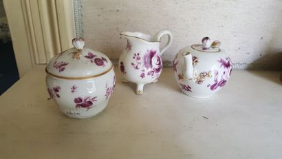 null Ensemble en ancienne porcelaine allemande à décor floral en camaïeu rose, comprenant...