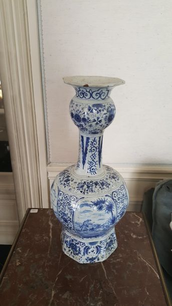 null DELFT XVIII. Vase bulbeux en faïence,décor en camaïeu bleu de scènes galantes...