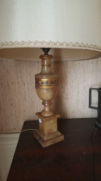 null Lampe en albâtre en forme de vase à décor doré. On y joint une lampe en métal...
