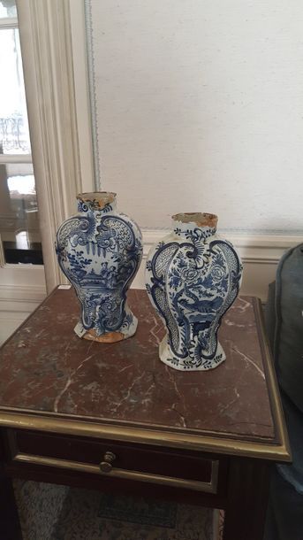 null DELFT XVIII. Deux vases en faïence, décor en camaïeu bleu, l'un au chinois,...