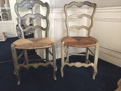 null Paire de chaises en bois relaqué paillées.