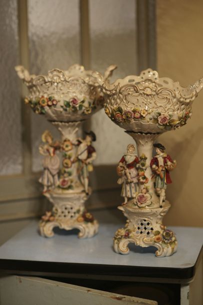 null Paire de grandes coupes à fruits en porcelaine (genre Saxe ou Capodimonte)