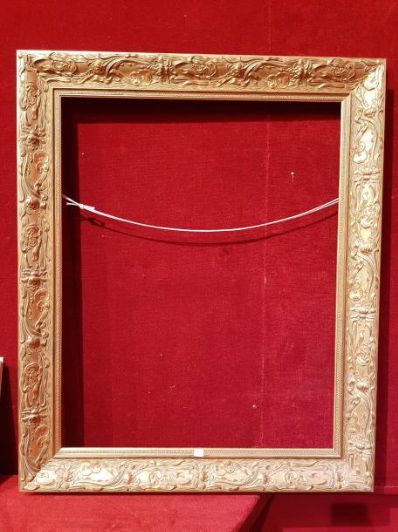 null Grand cadre en bois sculpté et doré.

101 x 84 cm (Vue : 83 x 65 cm)