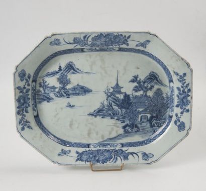 null Chine, fin de la dynastie Qing, fin XIX ème s. Grand plat rectangulaire en porcelaine...