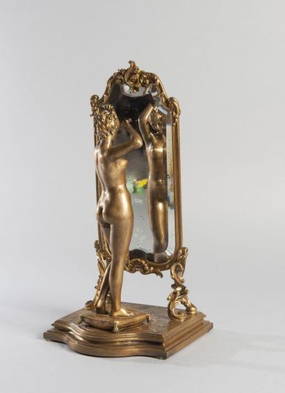 null Femme se coiffant devant une psychée

Sculpture en bronze doré