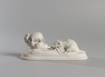 null Sculpture en biscuit de Sèvres représentant deux rats avec un œuf.

(accide...