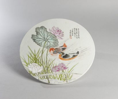 null Deux oiseaux nageant

Plaque ronde en porcelaine peinte

Travail chinois