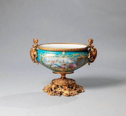 null COUPE NAVETTE en porcelaine polychrome et or à décor de scènes galantes. Riche...