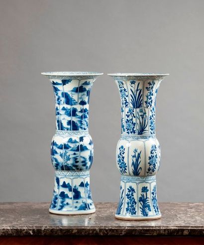 null DEUX VASES cornet en porcelaine de Chine décor en camaïeu bleu de paysages pour...