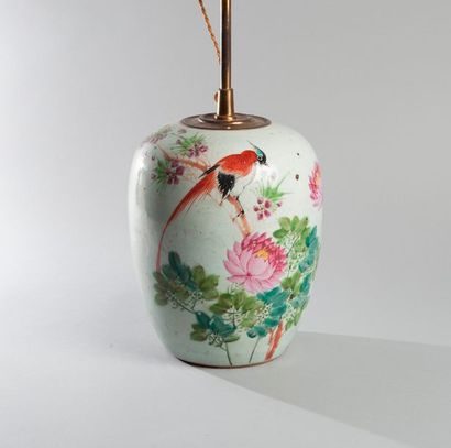null CHINE Pot à gingembre en porcelaine à décor de d’oiseau branché et de calligraphie....